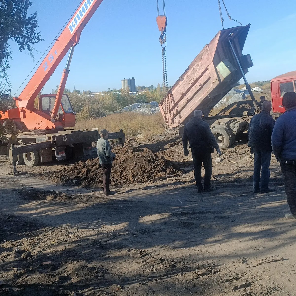 Кран и самосвал на земляных работах