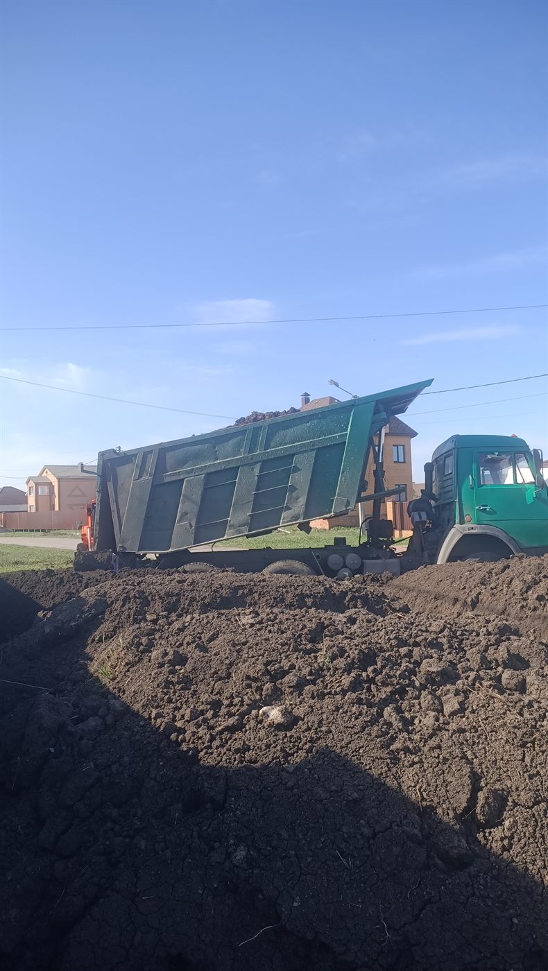 КАМАЗ на доставке грунта